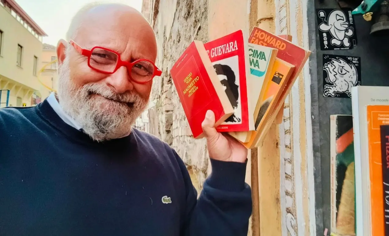 Un libro nel \"buco\": ecco la biblioteca di strada che in tre anni ha consentito la condivisione di 3mila volumi a Pizzo