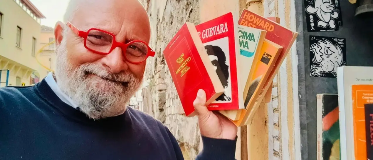 Un libro nel \"buco\": ecco la biblioteca di strada che in tre anni ha consentito la condivisione di 3mila volumi a Pizzo