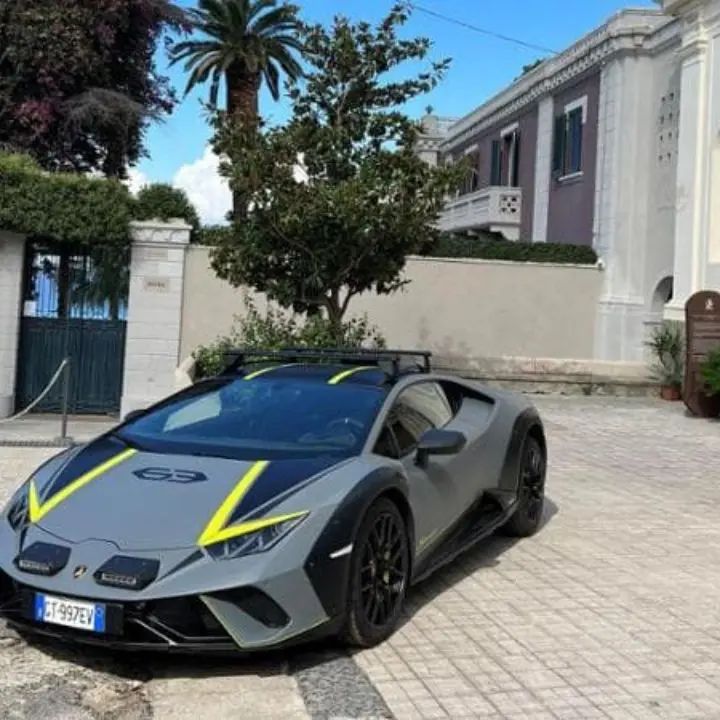Le strade del Vibonese mettono a dura prova l'ultima Lamborghini: ecco come se l'è cavata la Huracán Sterrato tra buche e tranelli del navigatore