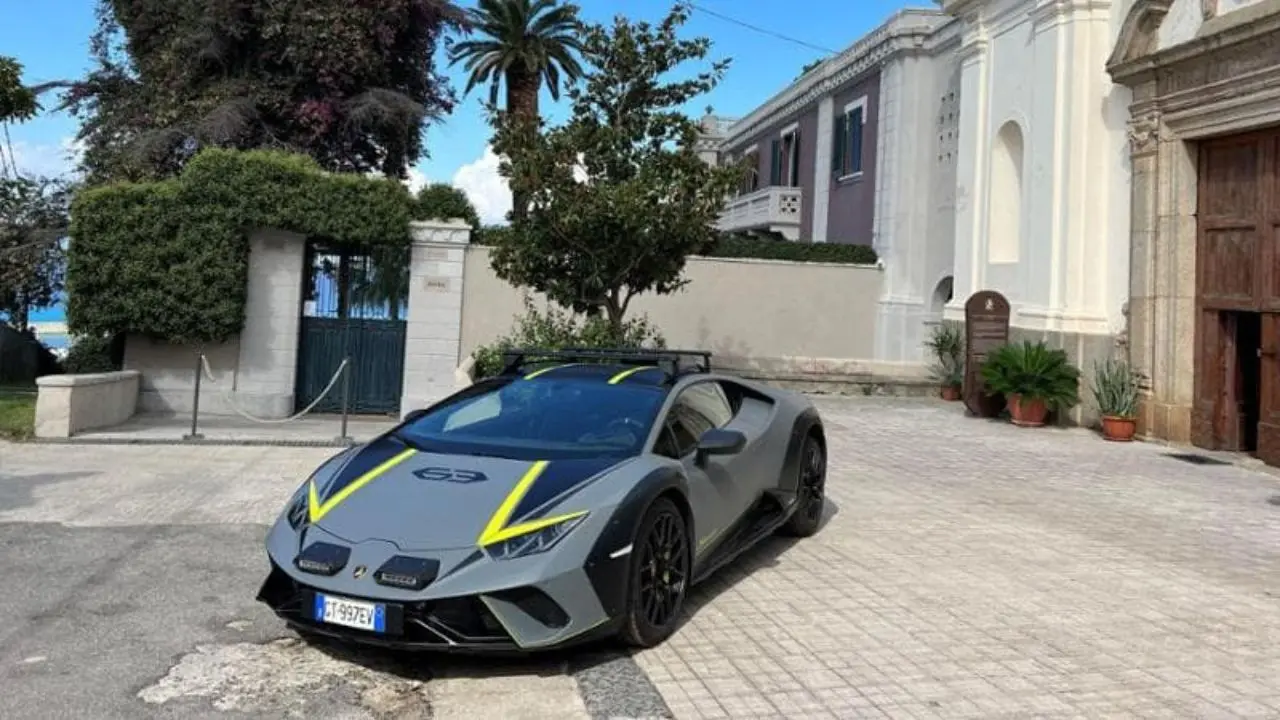 Le strade del Vibonese mettono a dura prova l'ultima Lamborghini: ecco come se l'è cavata la Huracán Sterrato tra buche e tranelli del navigatore