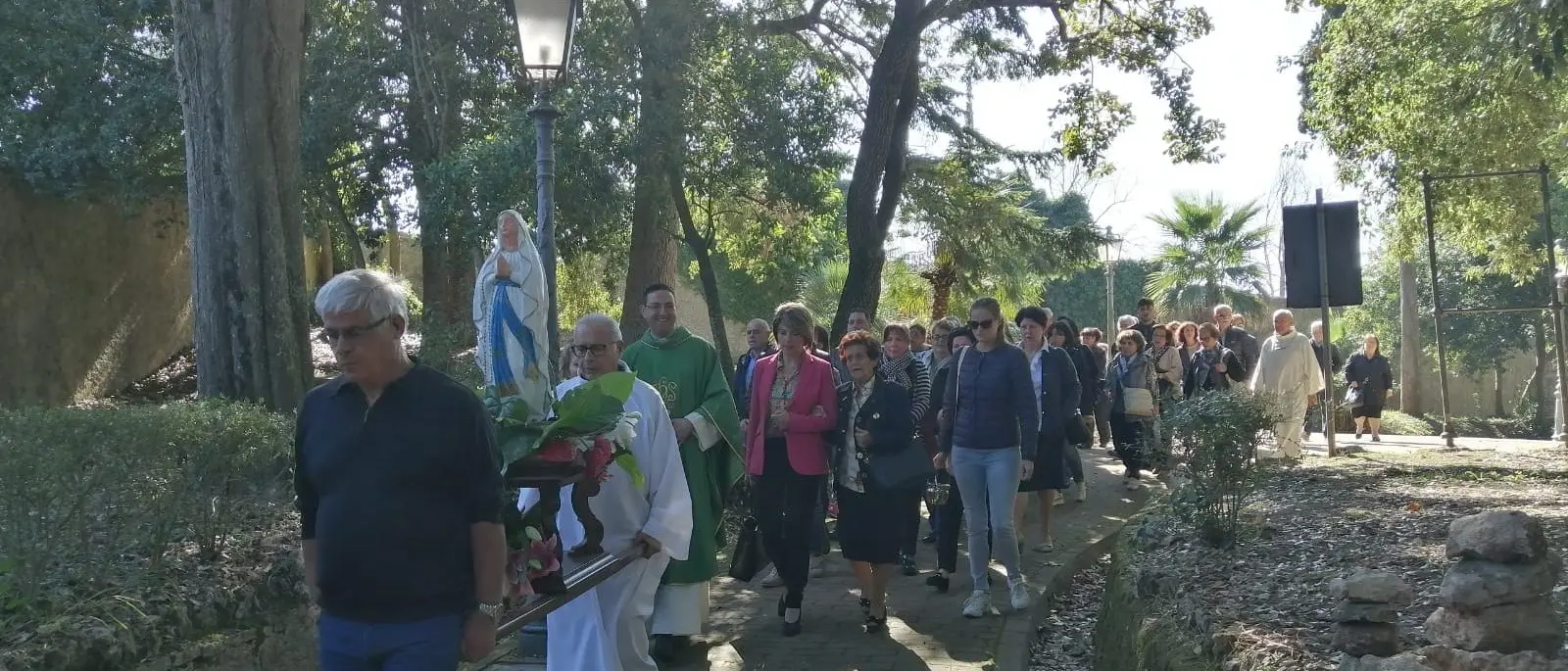 Vibo, una statua raffigurante la Madonna di Lourdes collocata a Villa Gagliardi