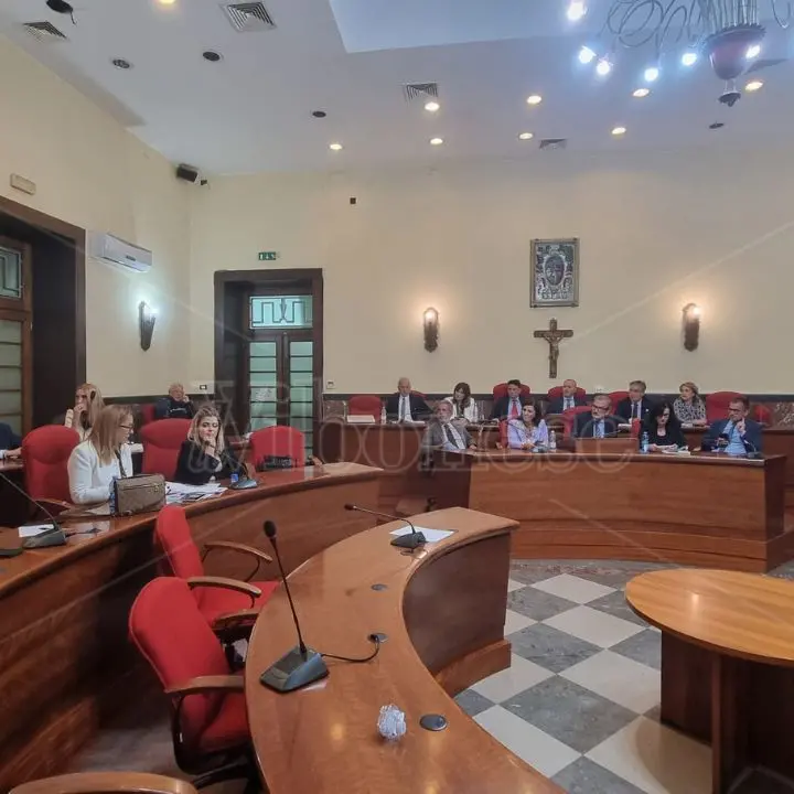 Vibo, lite in Consiglio sul bando della discordia. Cutrullà accusa: «È una cambiale elettorale?». Romeo furioso: «Non te lo consento»