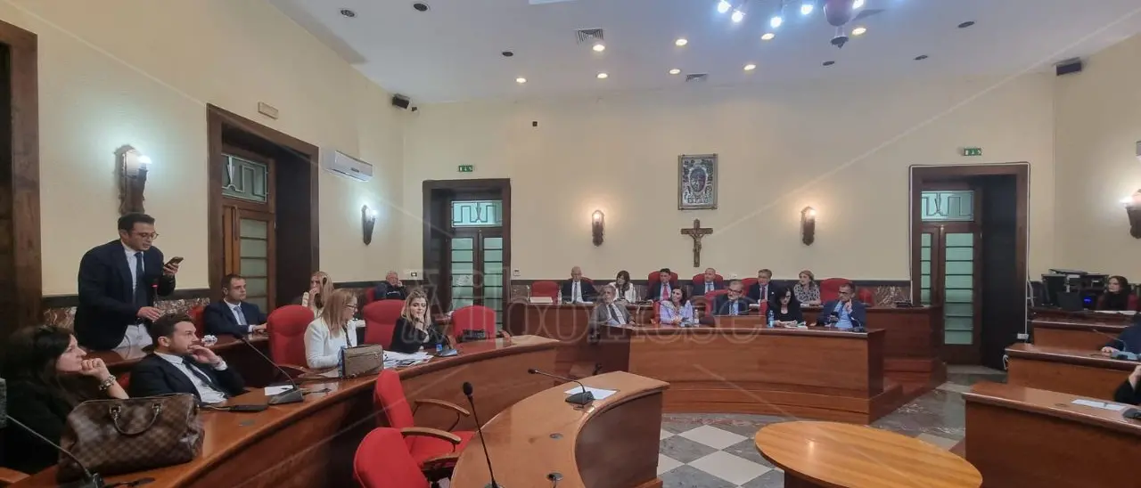 Vibo, lite in Consiglio sul bando della discordia. Cutrullà accusa: «È una cambiale elettorale?». Romeo furioso: «Non te lo consento»