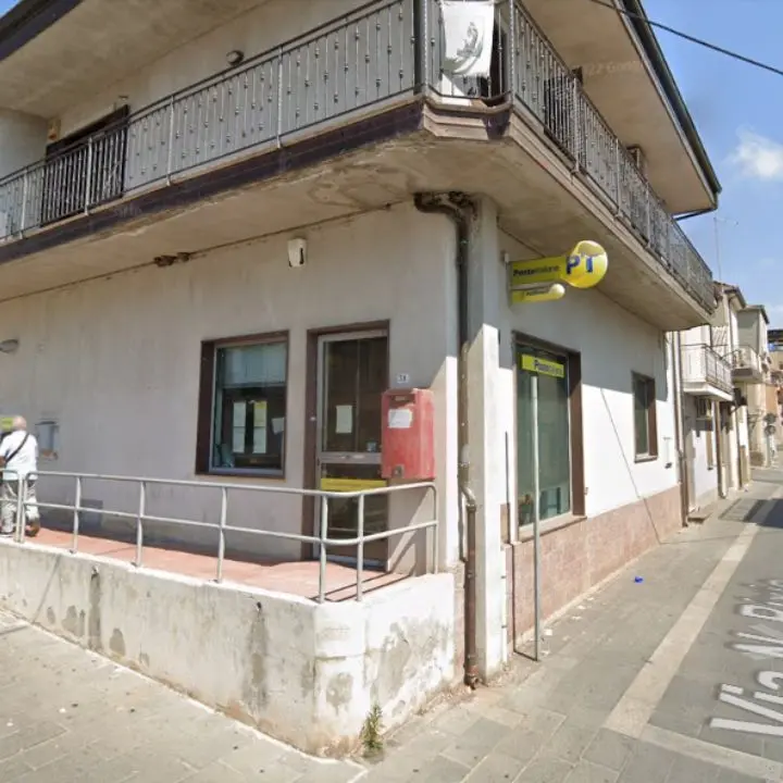 Rapina alle poste di San Costantino, malviventi aggrediscono un impiegato ma fuggono con un bottino di poche centinaia di euro