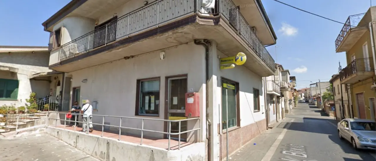 Rapina alle poste di San Costantino, malviventi aggrediscono un impiegato ma fuggono con un bottino di poche centinaia di euro