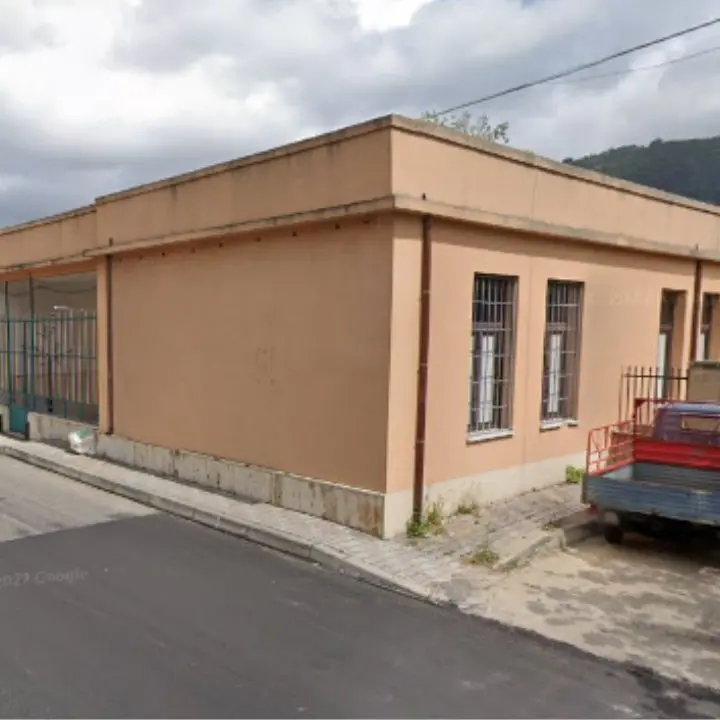 Vibo Marina, cadono calcinacci alla scuola Pennello: il sindaco Romeo dispone per domani la chiusura dell'edificio «per verifiche»