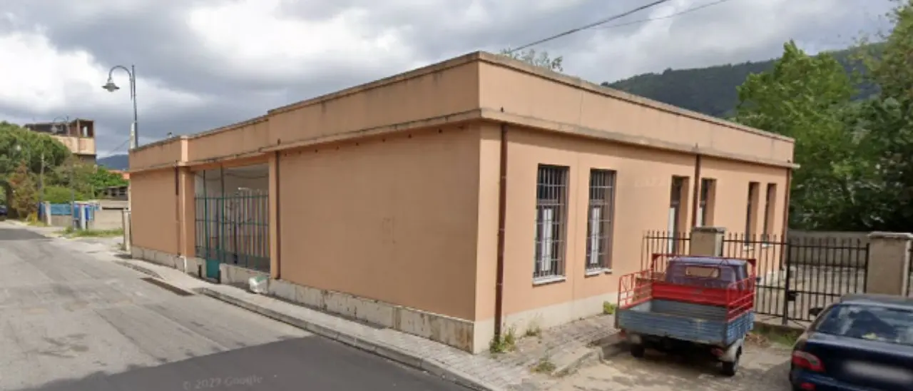 Vibo Marina, cadono calcinacci alla scuola Pennello: il sindaco Romeo dispone per domani la chiusura dell'edificio «per verifiche»