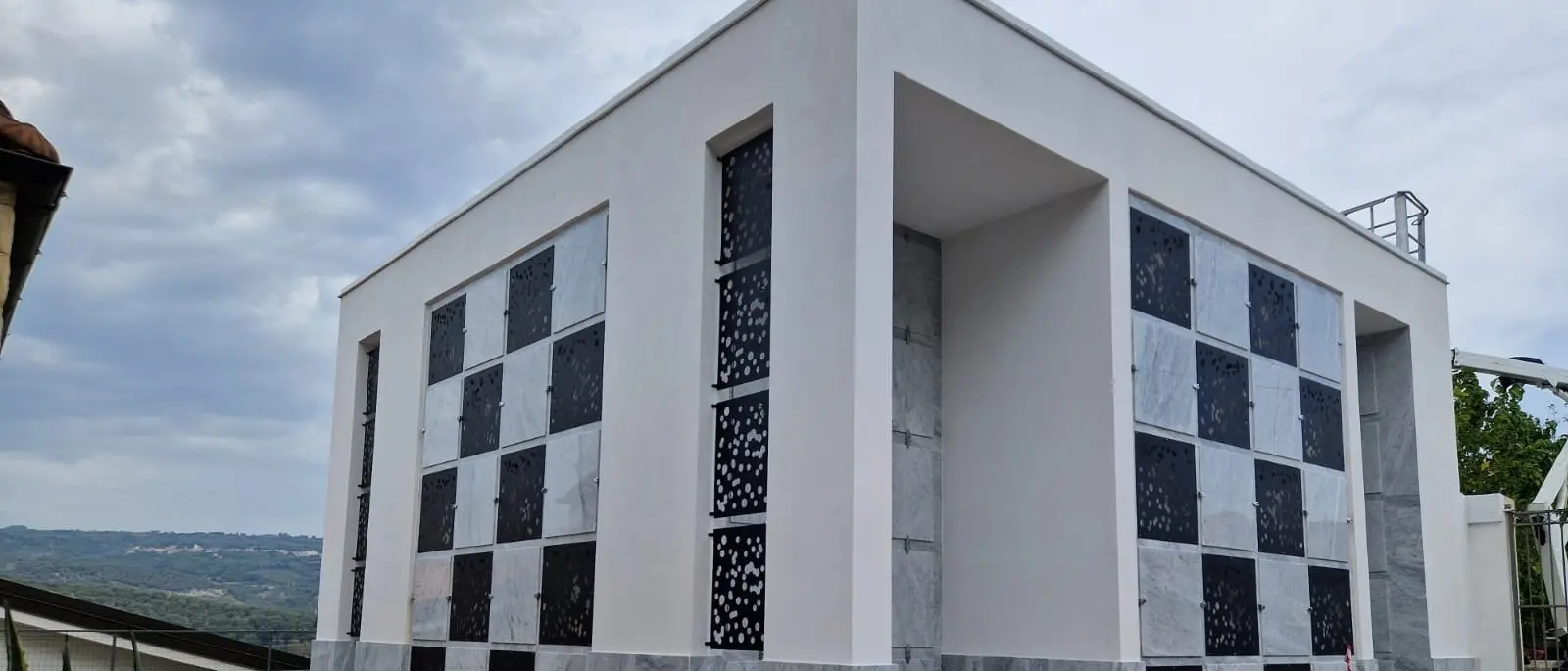 Mileto, il Comune attiva un servizio navetta per il 2 novembre. Al cimitero in arrivo nuovi loculi