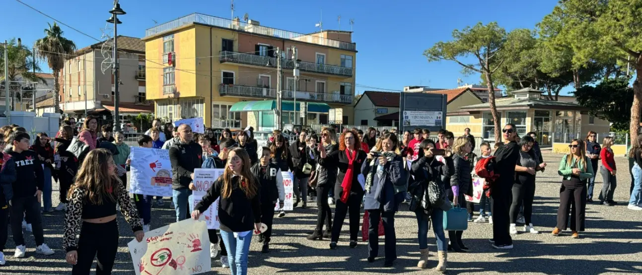 «No alla violenza», i ragazzi dell’Istituto comprensivo Vespucci-Murmura scendono in piazza a Vibo Marina -Foto