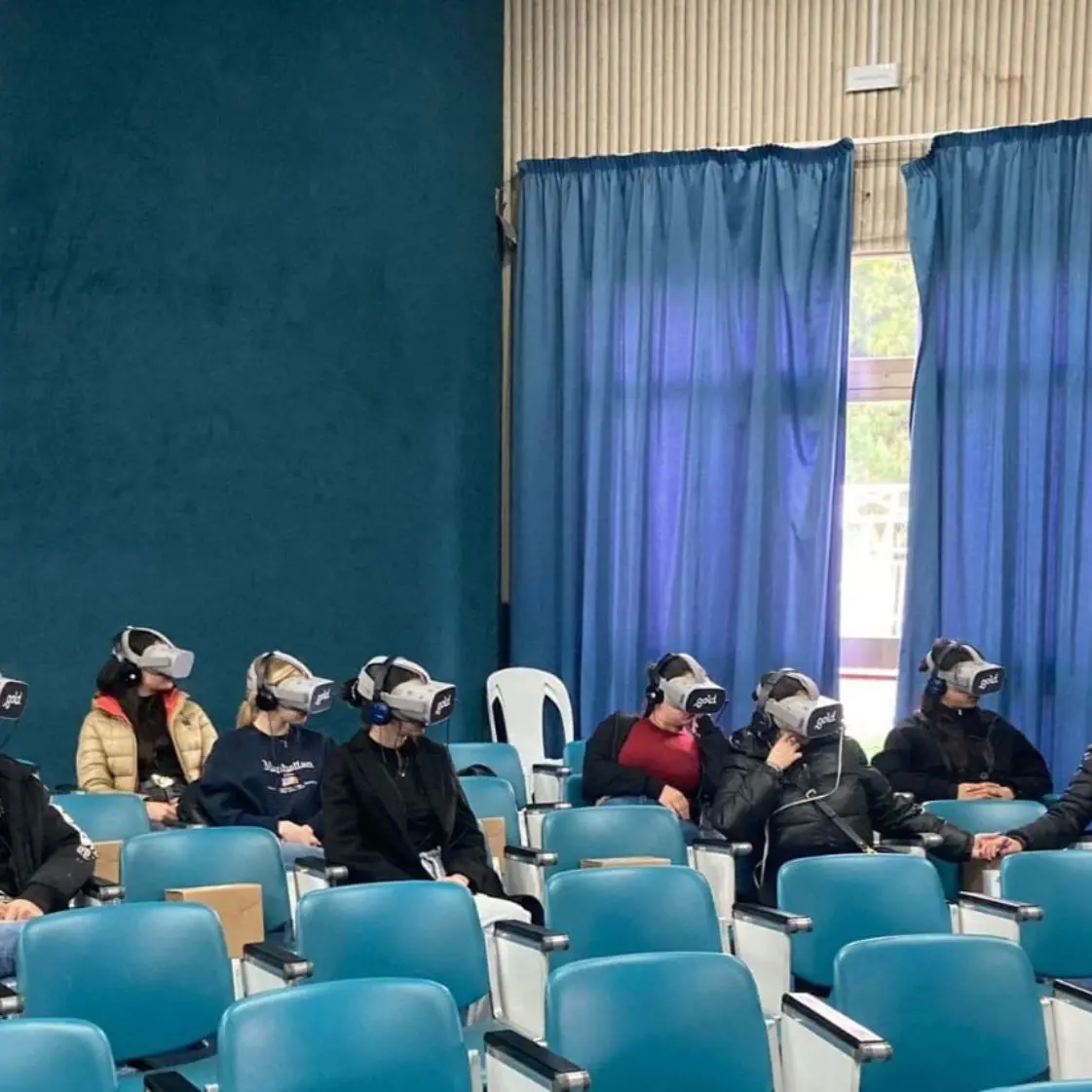 Vibo, a teatro (in biblioteca) con i visori per la realtà virtuale: l'esperienza vissuta da 40 studenti con lo spettacolo di Elio Germano