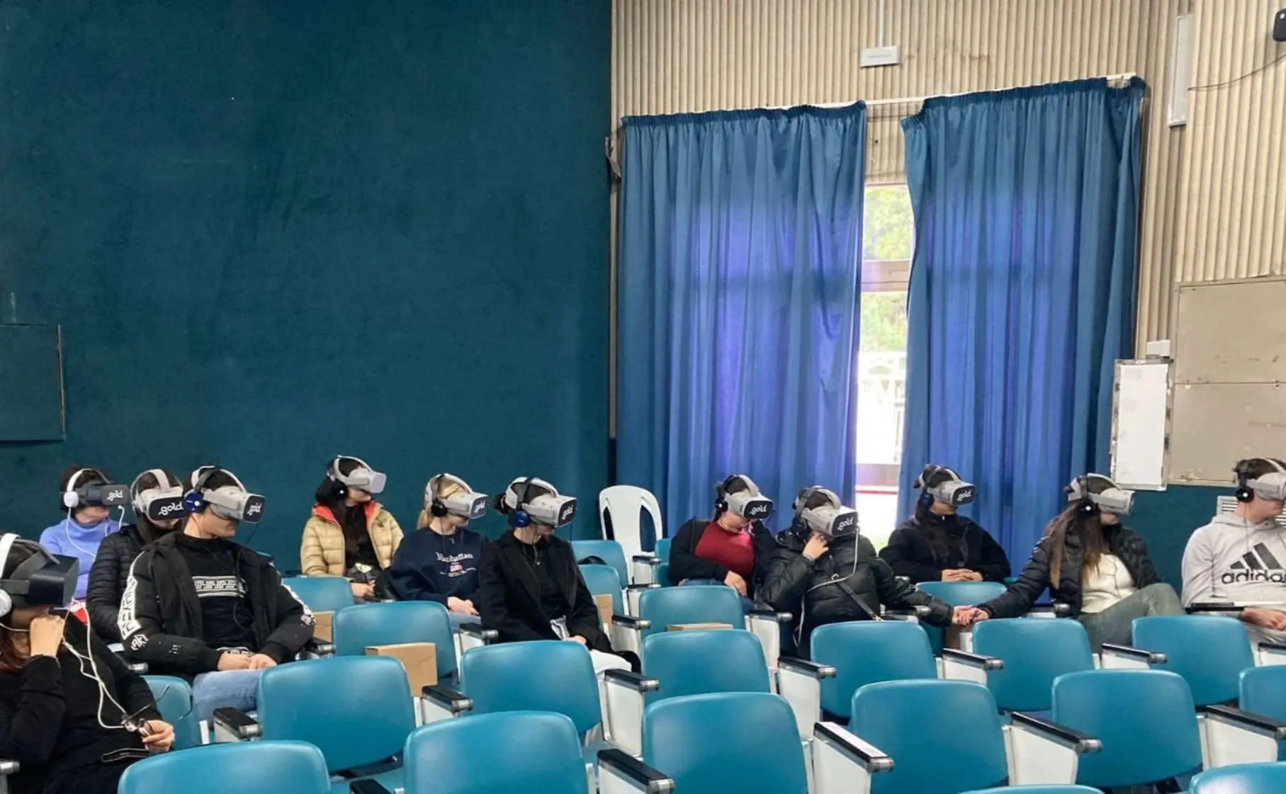 Vibo, a teatro (in biblioteca) con i visori per la realtà virtuale: l'esperienza vissuta da 40 studenti con lo spettacolo di Elio Germano
