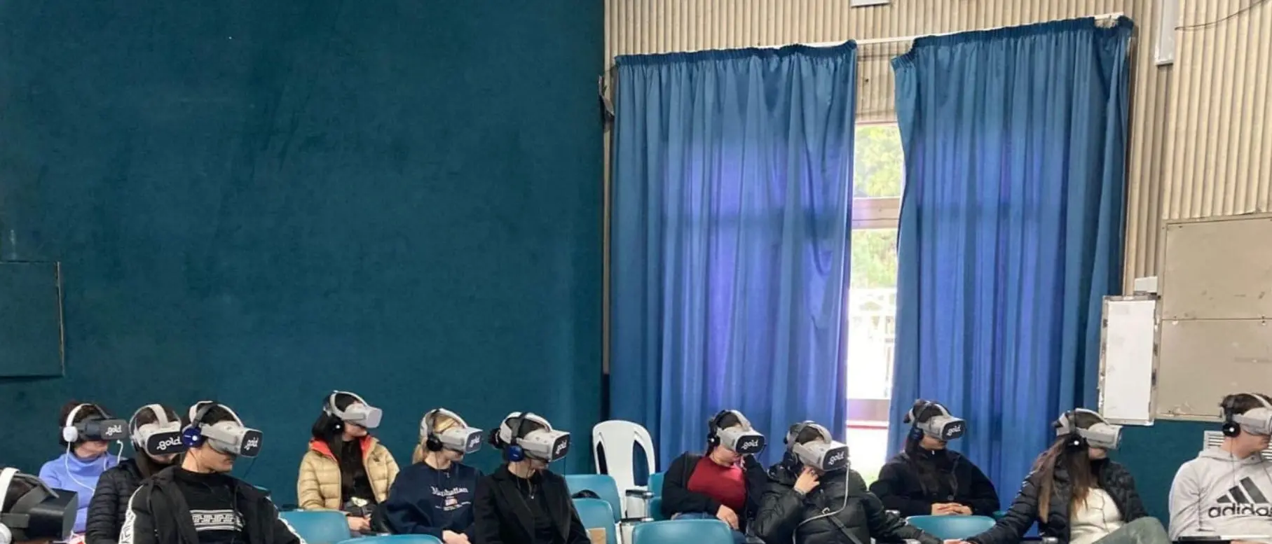 Vibo, a teatro (in biblioteca) con i visori per la realtà virtuale: l'esperienza vissuta da 40 studenti con lo spettacolo di Elio Germano