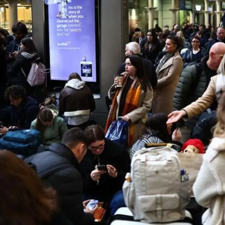 Tornare in Calabria a Natale è (quasi) impossibile: i treni sono pochi, lenti e cari