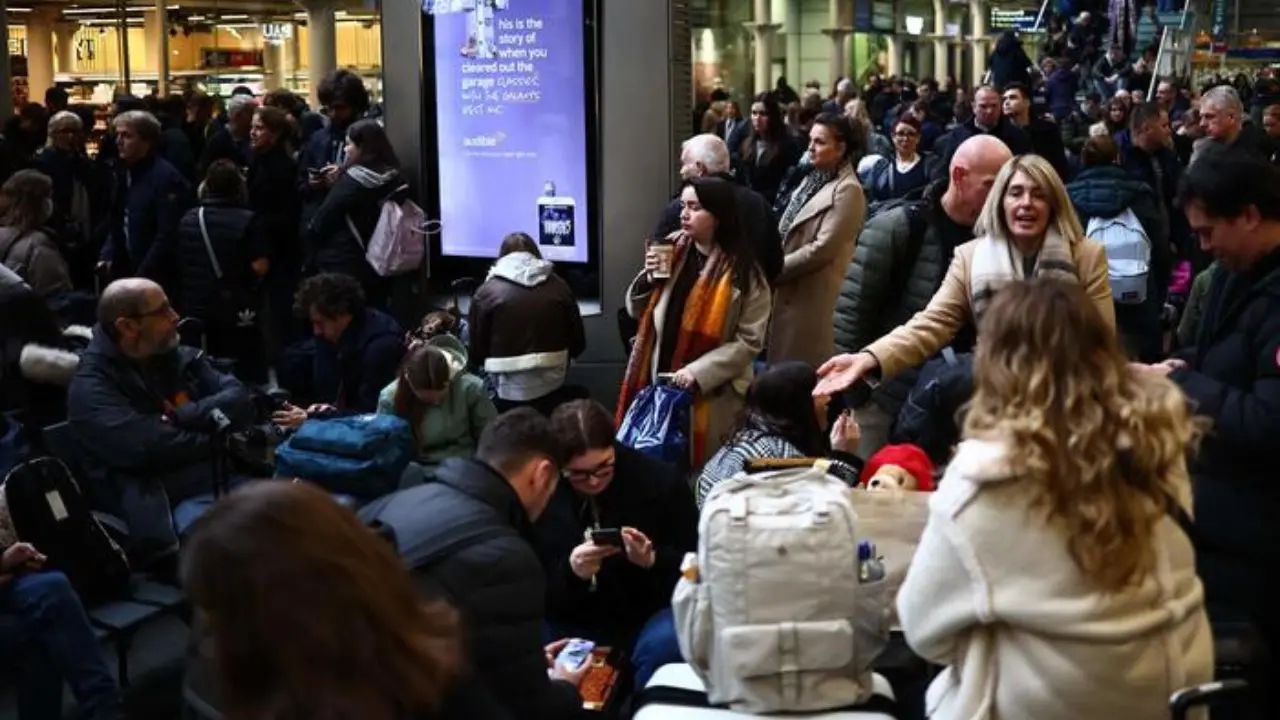 Tornare in Calabria a Natale è (quasi) impossibile: i treni sono pochi, lenti e cari