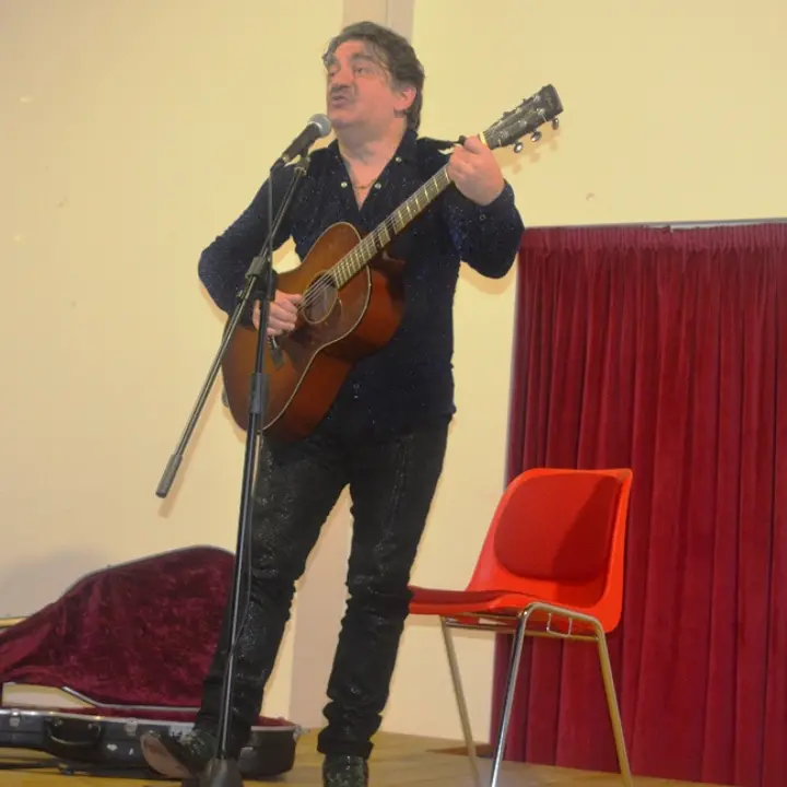 A Zambrone Peppe Voltarelli ricorda il cantastorie calabrese Otello Profazio