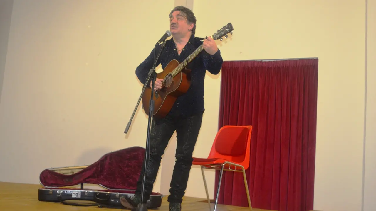 A Zambrone Peppe Voltarelli ricorda il cantastorie calabrese Otello Profazio