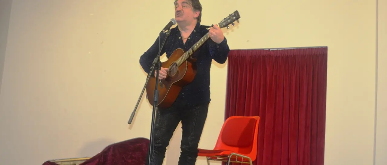 A Zambrone Peppe Voltarelli ricorda il cantastorie calabrese Otello Profazio