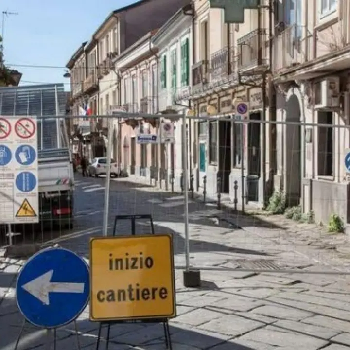 Vibo, cantiere lungo via Razza e proteste. Rifondazione comunista: «Per 4 giorni di lavori chiusura fino all’Epifania»