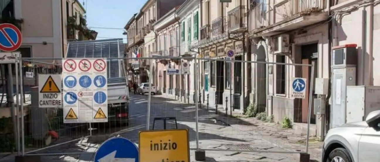 Vibo, cantiere lungo via Razza e proteste. Rifondazione comunista: «Per 4 giorni di lavori chiusura fino all’Epifania»