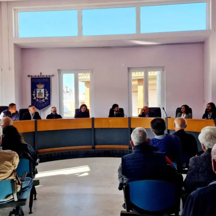 Vazzano, Consiglio lampo sui bonifici dello scandalo. Il sindaco Massa: «La mia firma usata senza autorizzazione». L'opposizione: «Si dimetta»