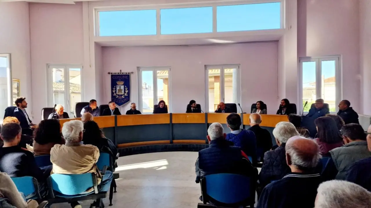 Vazzano, Consiglio lampo sui bonifici dello scandalo. Il sindaco Massa: «La mia firma usata senza autorizzazione». L'opposizione: «Si dimetta»