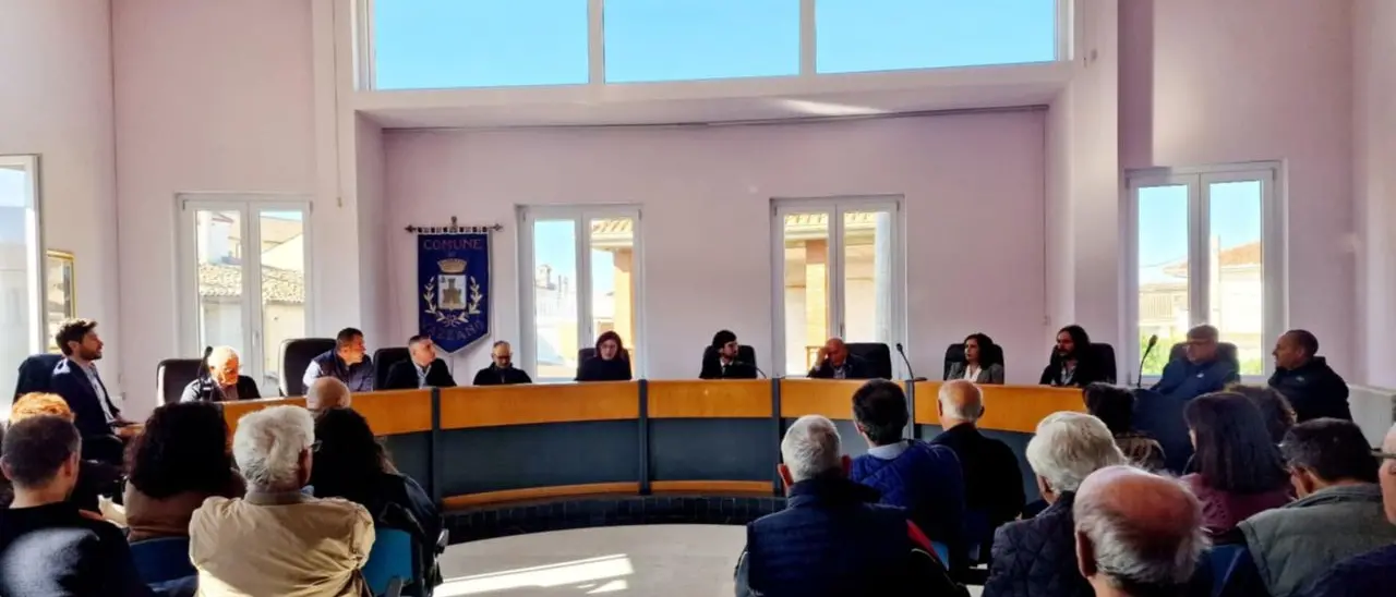 Vazzano, Consiglio lampo sui bonifici dello scandalo. Il sindaco Massa: «La mia firma usata senza autorizzazione». L'opposizione: «Si dimetta»