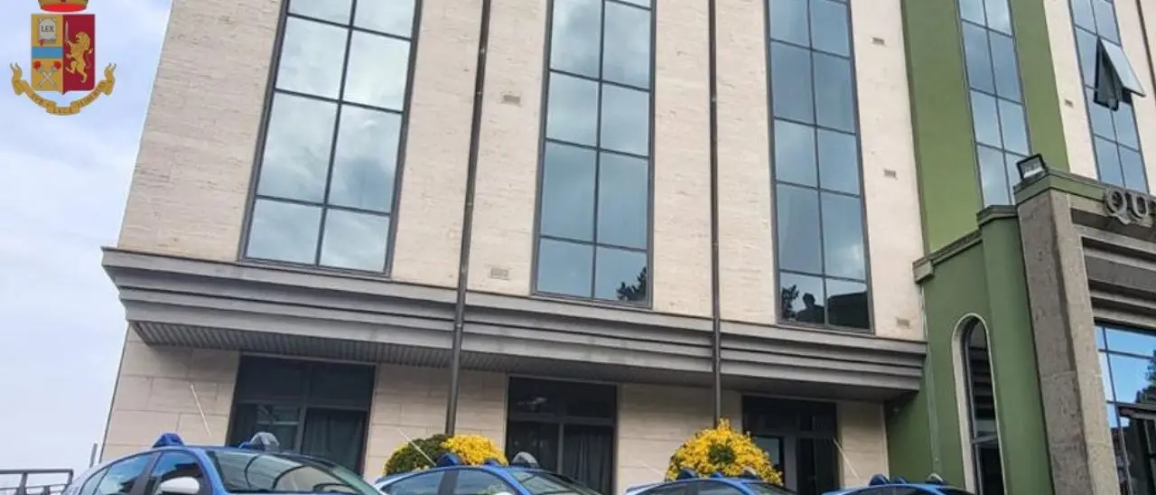 Segnalati dai residenti mentre si aggirano con fare sospetto in una strada di Vibo: la Questura emette due provvedimenti di rimpatrio