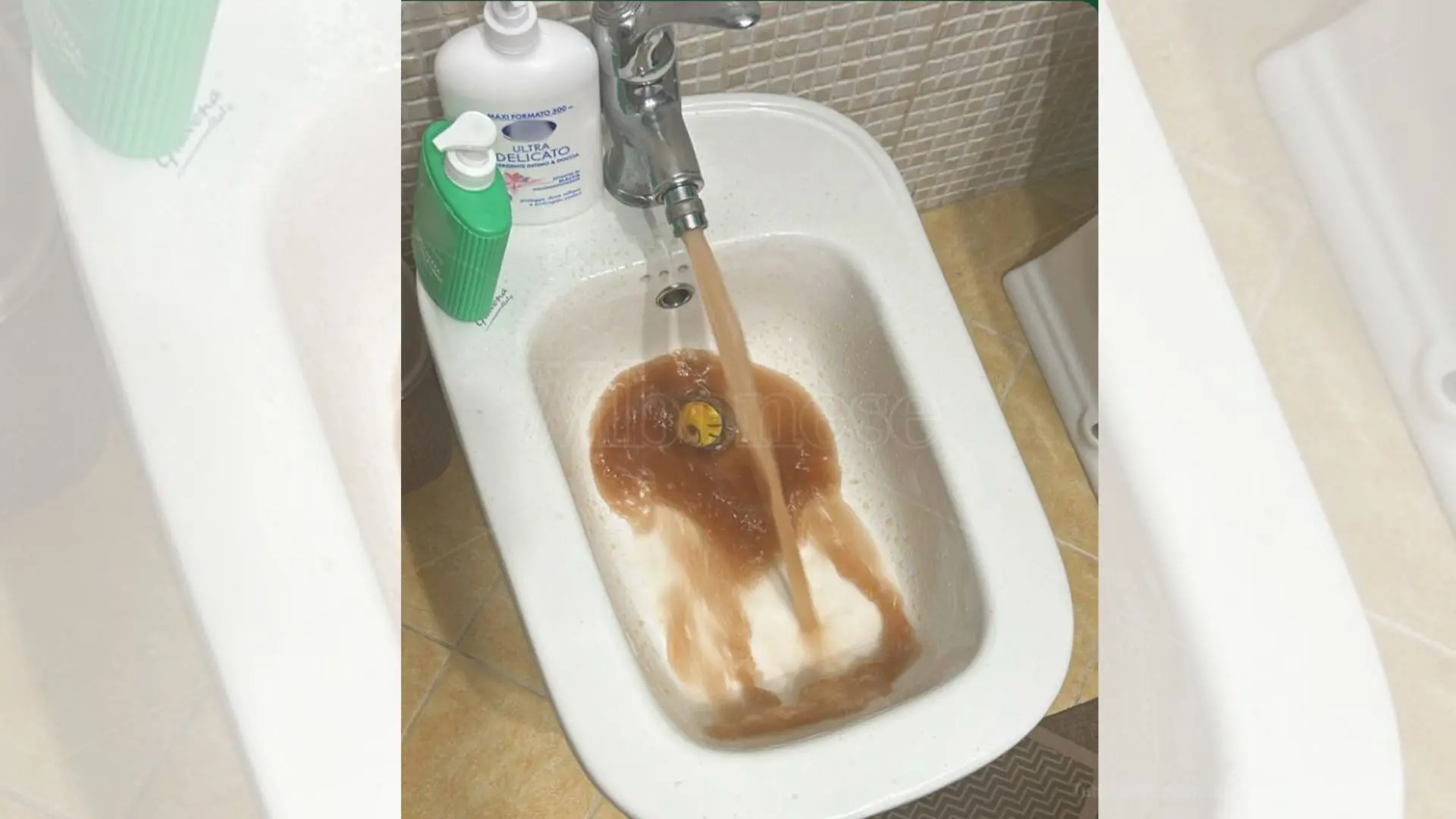 Vibo, il Comune diffida Sorical per la carenza idrica nel centro storico. E intanto dai rubinetti continua a uscire \"coca cola\"