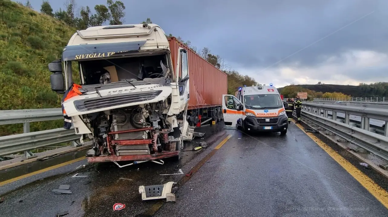 Incidente sul tratto vibonese dell'A2, camion perde il controllo: conducente gravemente ferito e traffico bloccato