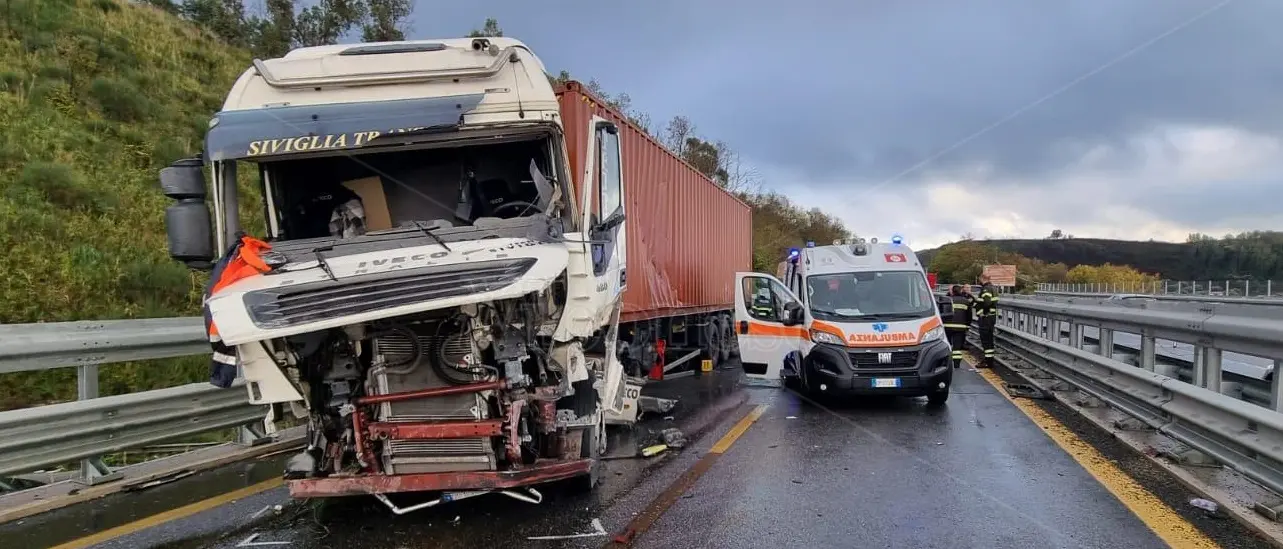 Incidente sul tratto vibonese dell'A2, camion perde il controllo: conducente gravemente ferito e traffico bloccato