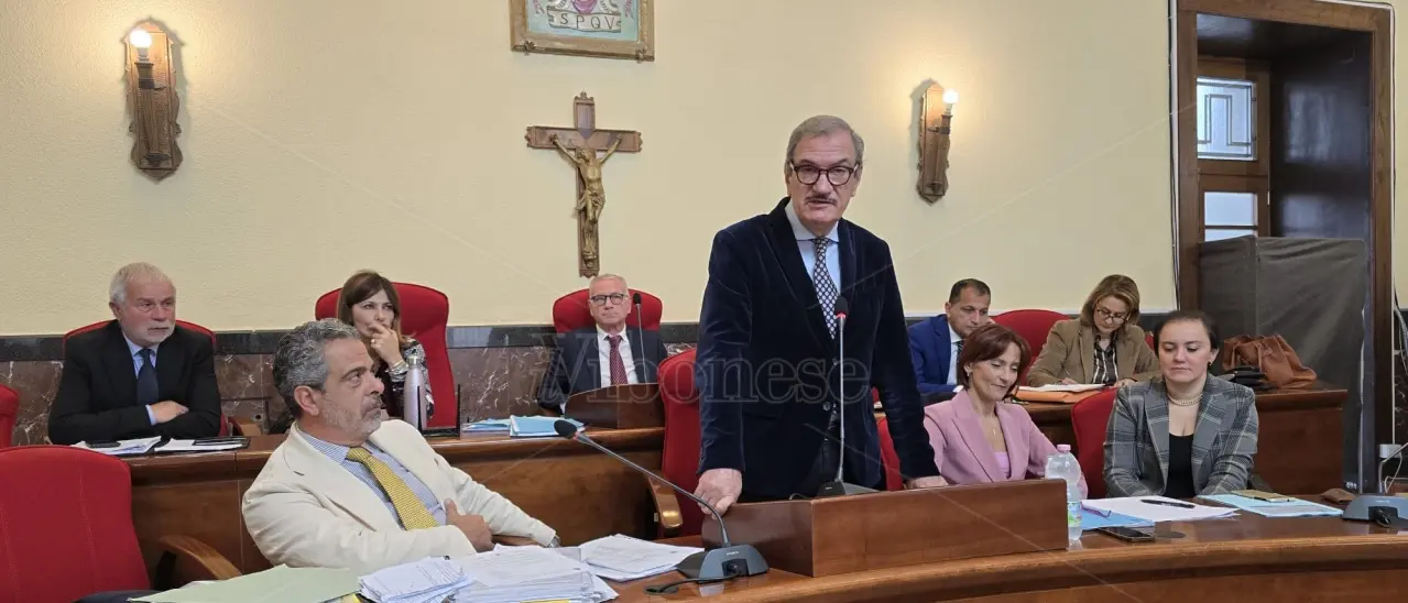 Vibo, il sindaco Romeo in Consiglio: «Dobbiamo pagare i danni a Cadi e ora rischiamo il dissesto. Stiamo cercando un accordo»