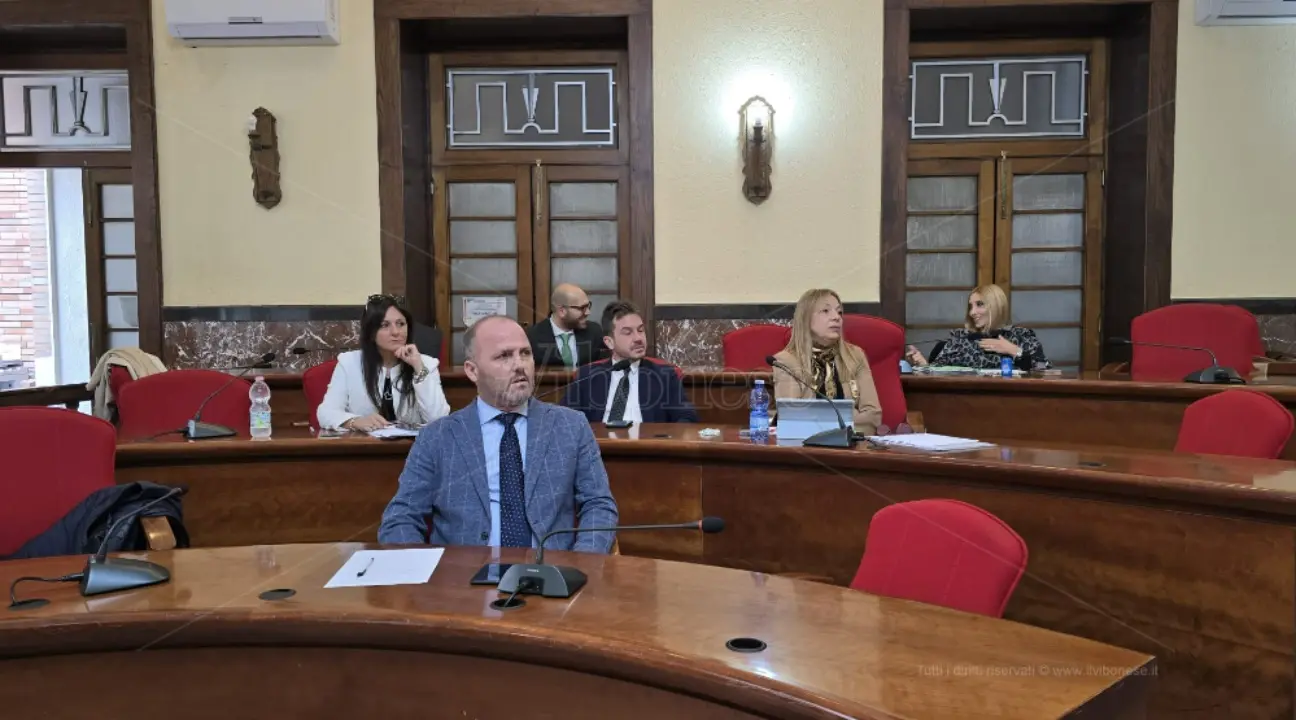 Nomina Menniti, Fdi Vibo incalza il sindaco Romeo: «Ha ingannato i cittadini sul taglio dei costi della politica»