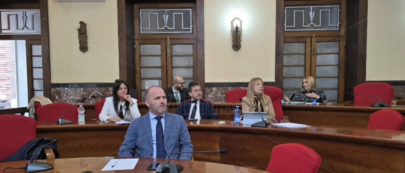 Comune di Vibo, Schiavello (Fdi): «Parte della maggioranza non vuole stabilizzare i tirocinanti, vengano in Consiglio a spiegare»