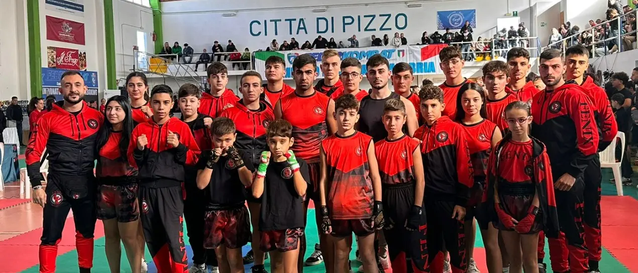 Kickboxing, ai campionati regionali brillano gli atleti della scuola vibonese Fenix: conquistate 25 medaglie