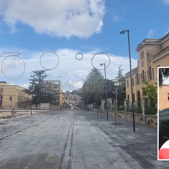 Luminarie natalizie (e lampioni) pericolanti a Vibo, l’assessore: «Non abbiamo autorizzato nulla, l’impresa ha fatto di testa sua»