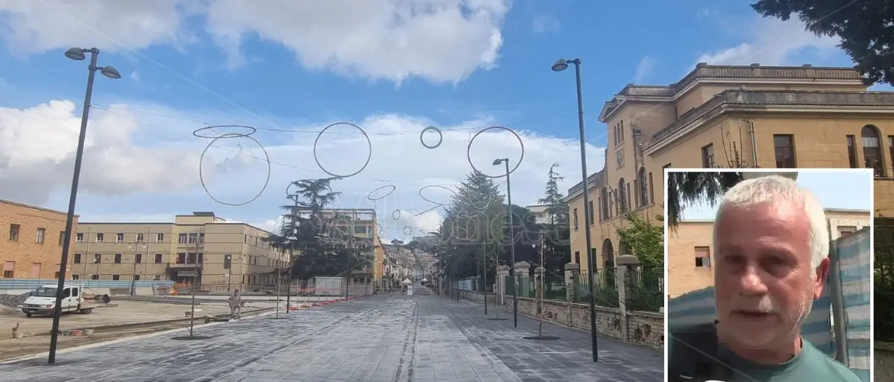 Luminarie natalizie (e lampioni) pericolanti a Vibo, l’assessore: «Non abbiamo autorizzato nulla, l’impresa ha fatto di testa sua»