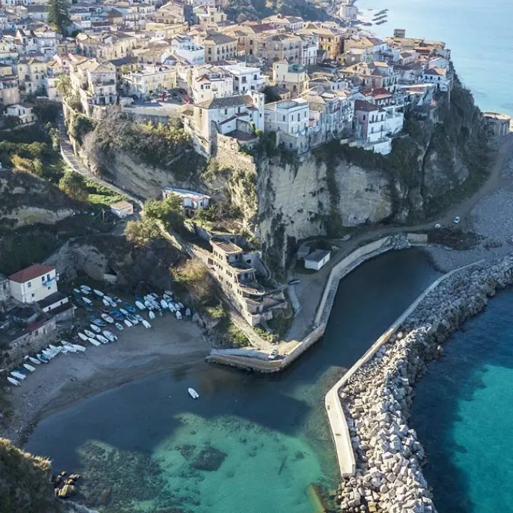 «Musica a palla e schiamazzi per tutta la notte: a Pizzo incomincia l'incubo estivo»