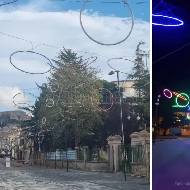 A Vibo lampioni pericolanti a causa delle luminarie, insorge l'opposizione: «Scandalosa gestione del cantiere. Ora si aspetta che cadano in testa a qualcuno?»