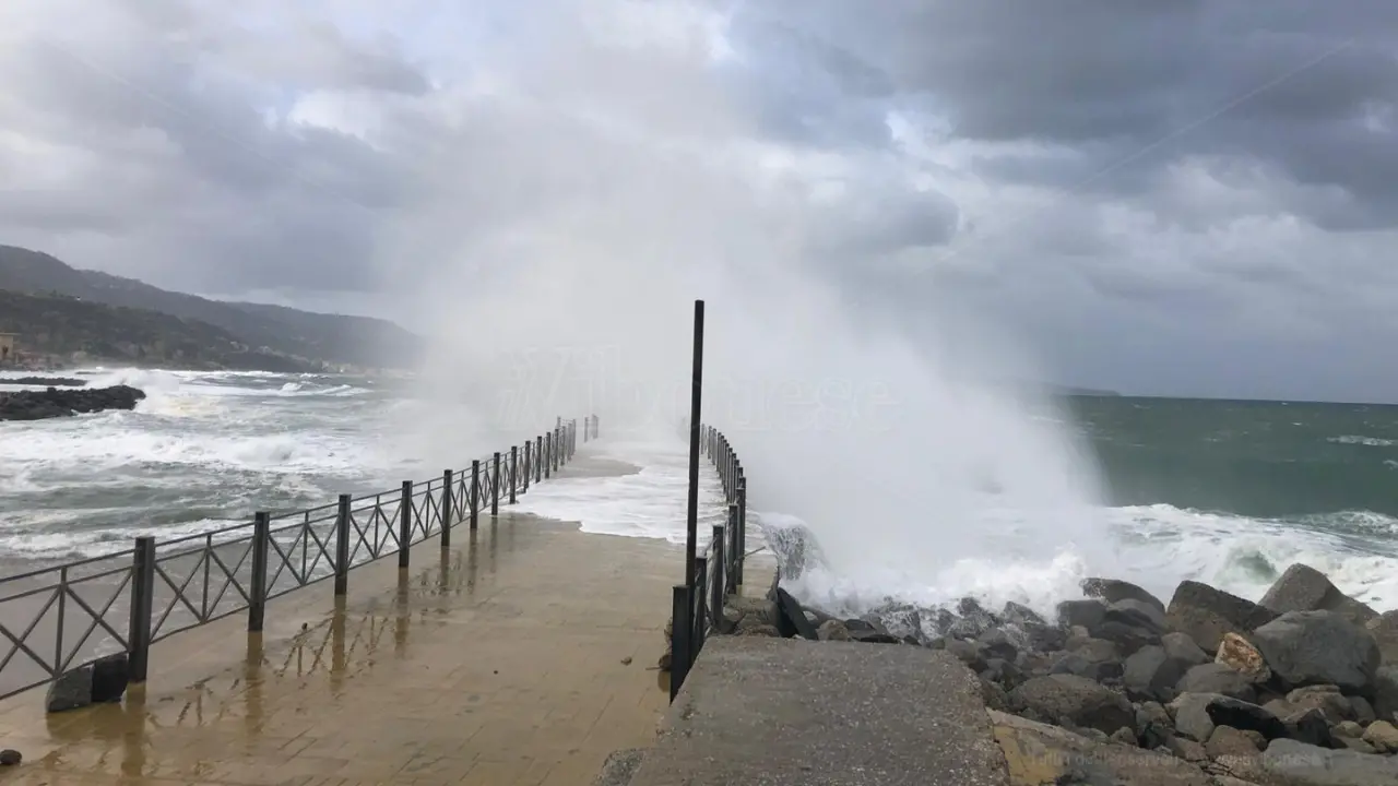 Meteo, dopo la calma torna l'allarme per mareggiate e vento di tempesta nel Vibonese: onde alte 4 metri e raffiche oltre i 100 km/h