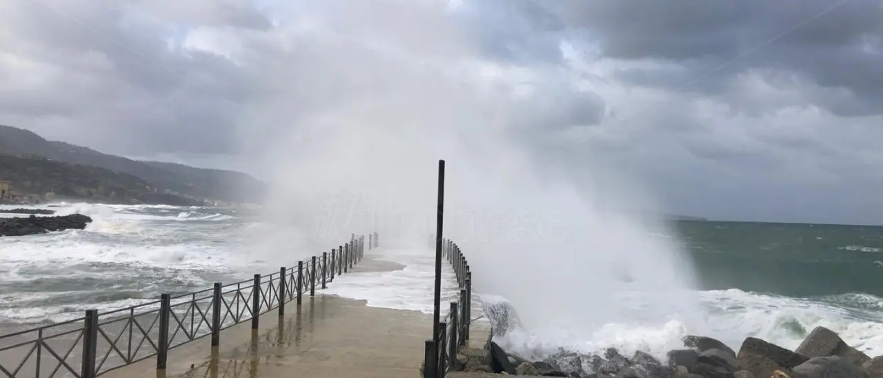 Meteo, dopo la calma torna l'allarme per mareggiate e vento di tempesta nel Vibonese: onde alte 4 metri e raffiche oltre i 100 km/h