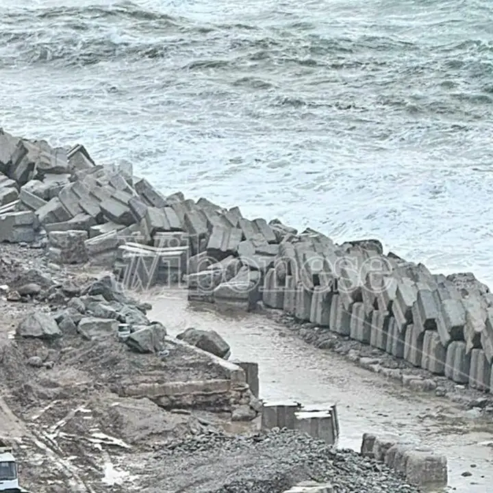 Pizzo, la nuova barriera frangiflutti distrutta dalla prima mareggiata: un go down da 3,5 milioni di euro