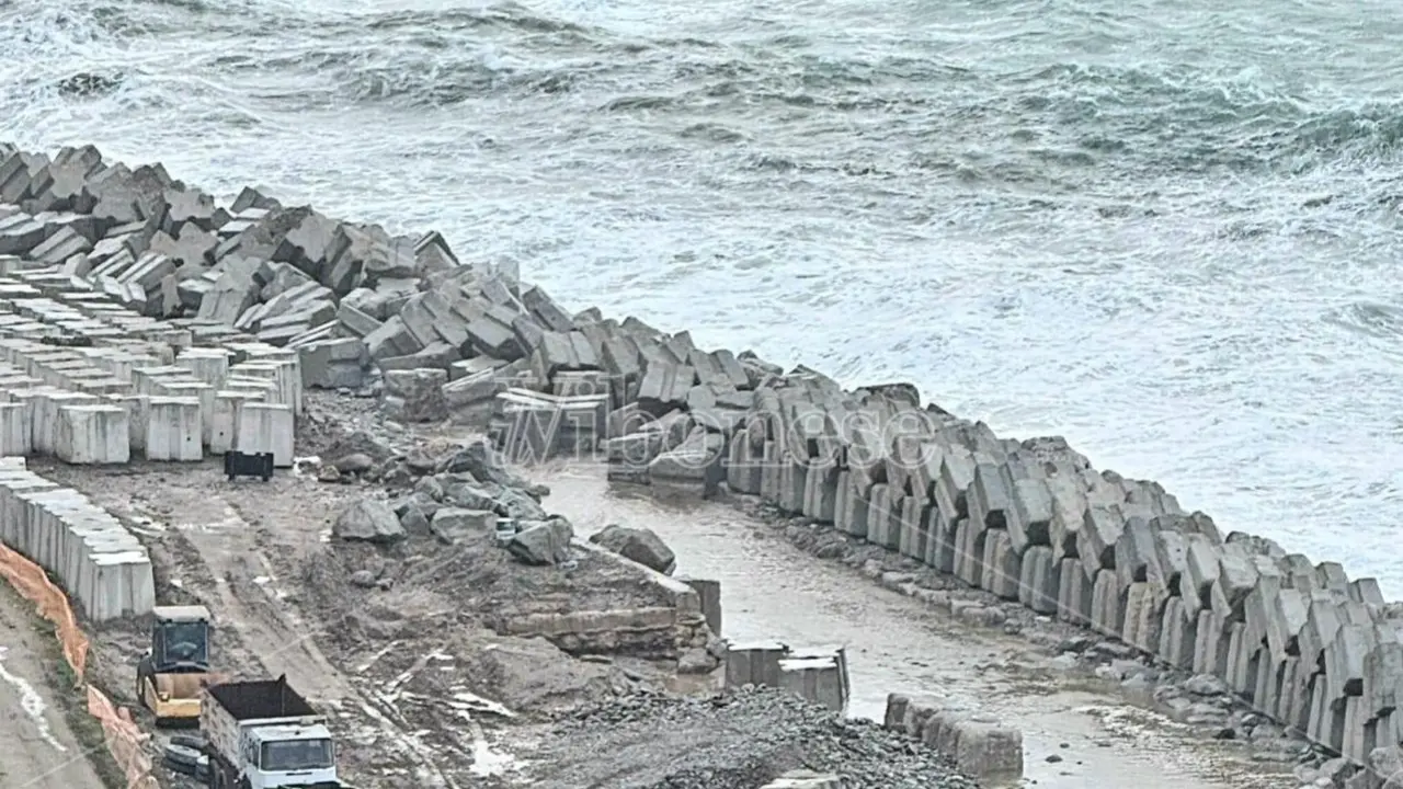 Pizzo, la nuova barriera frangiflutti distrutta dalla prima mareggiata: un go down da 3,5 milioni di euro
