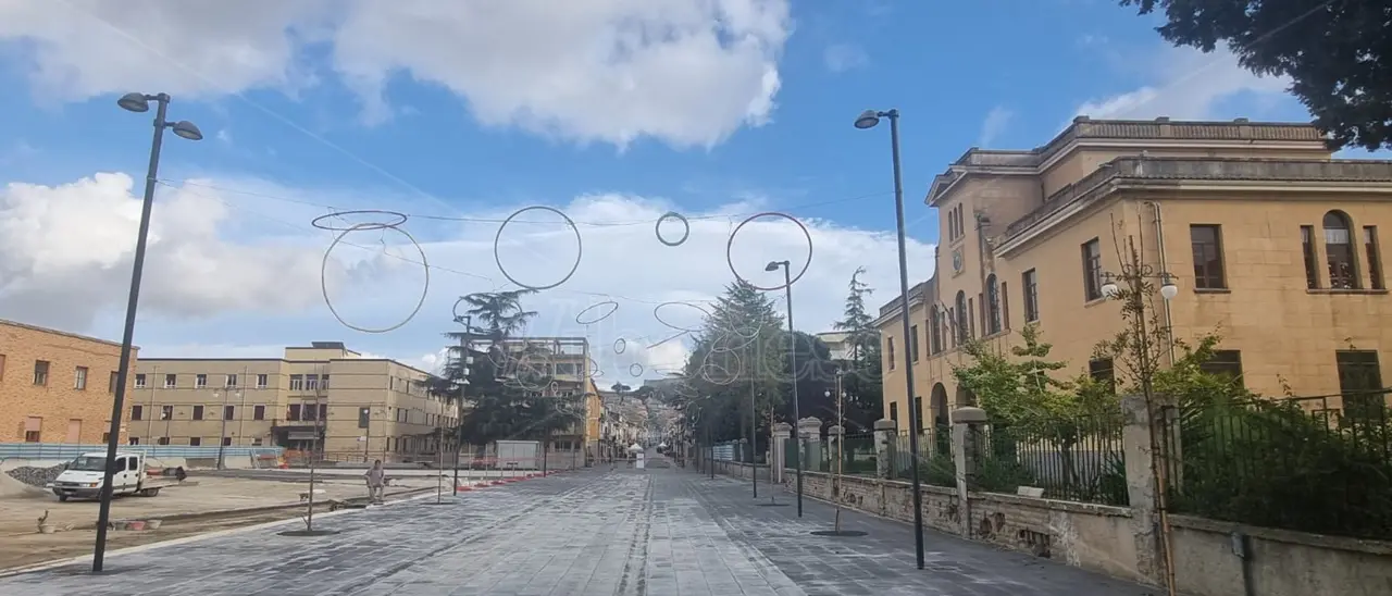 Piazza del Municipio parzialmente aperta al transito pedonale ma Scianò (Indipendenza) avanza dubbi sulla sicurezza: «E il collaudo?»