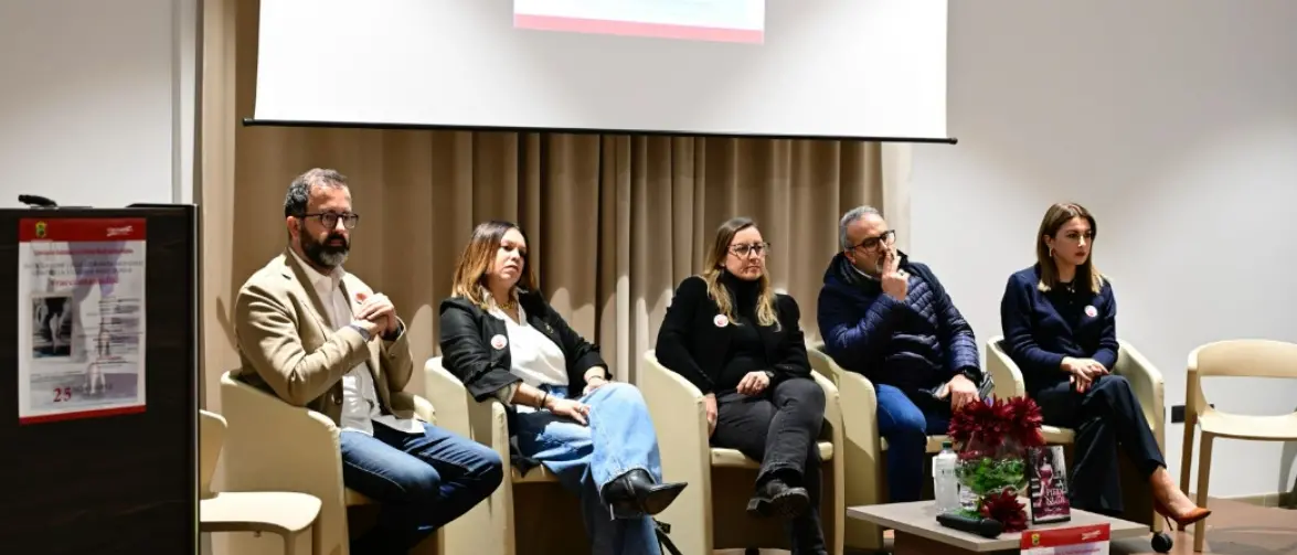 Violenza contro le donne, a Pizzo riflessioni e flashmob per la Giornata internazionale