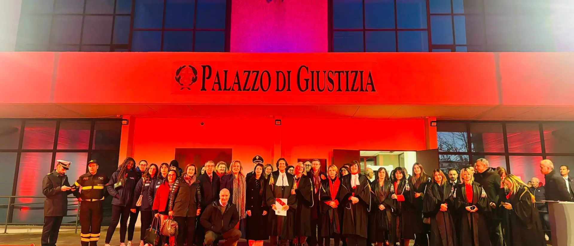 Vibo, anche il nuovo Tribunale illuminato di rosso contro la violenza sulle donne: «Fondamentale la sensibilizzazione»