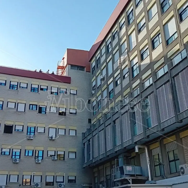 Si è uccisa lanciandosi dall’ospedale la madre della bambina di 7 anni ricoverata in gravi condizioni dopo essere caduta da una finestra a Botricello