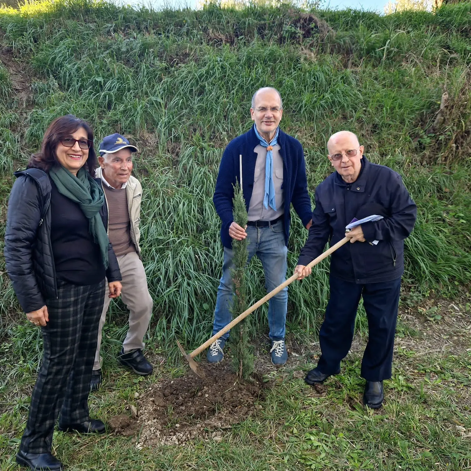 Mileto, nella Giornata degli alberi piantati 18 cipressi toscani e 42 viburni lucidi