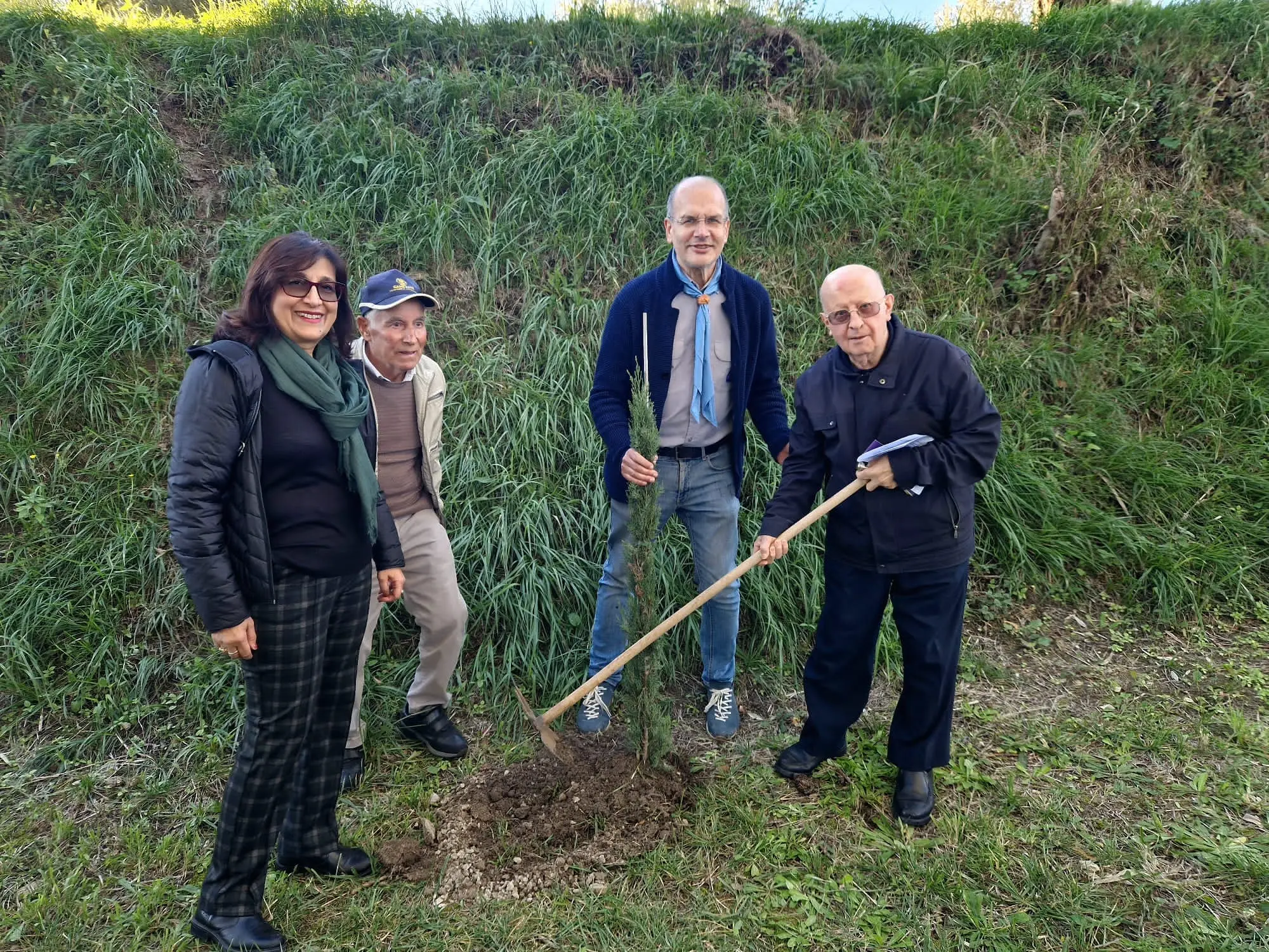 Mileto, nella Giornata degli alberi piantati 18 cipressi toscani e 42 viburni lucidi