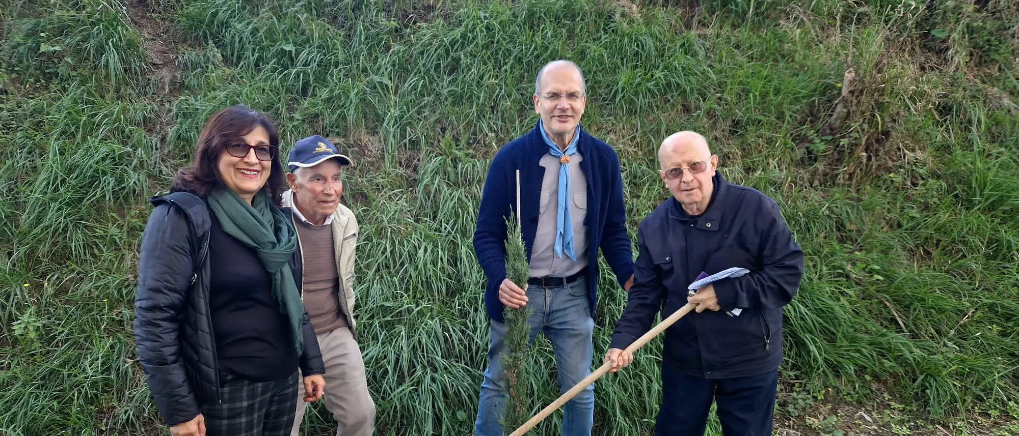 Mileto, nella Giornata degli alberi piantati 18 cipressi toscani e 42 viburni lucidi