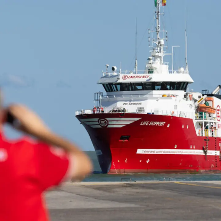 Sbarcheranno a Vibo Marina in tarda serata i 75 migranti a bordo della nave di Emergency: l'ultima volta è successo un anno fa